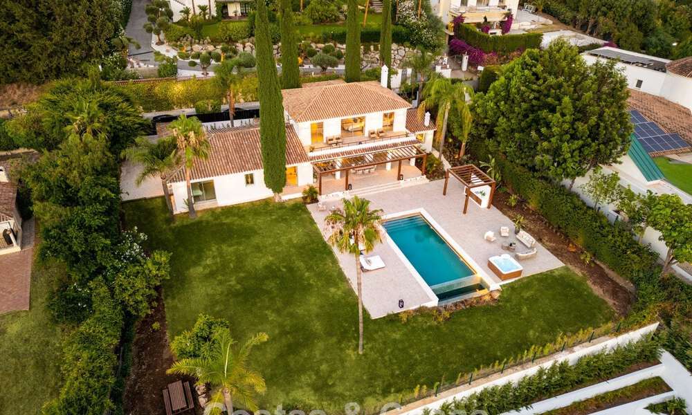 Spanish villa with a modern interior and a large garden for sale on the New Golden Mile in Benahavis between Marbella and Estepona 804839