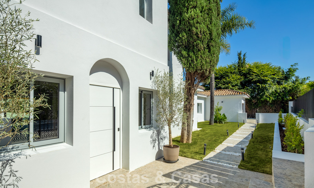 Spanish villa with a modern interior and a large garden for sale on the New Golden Mile in Benahavis between Marbella and Estepona 804849