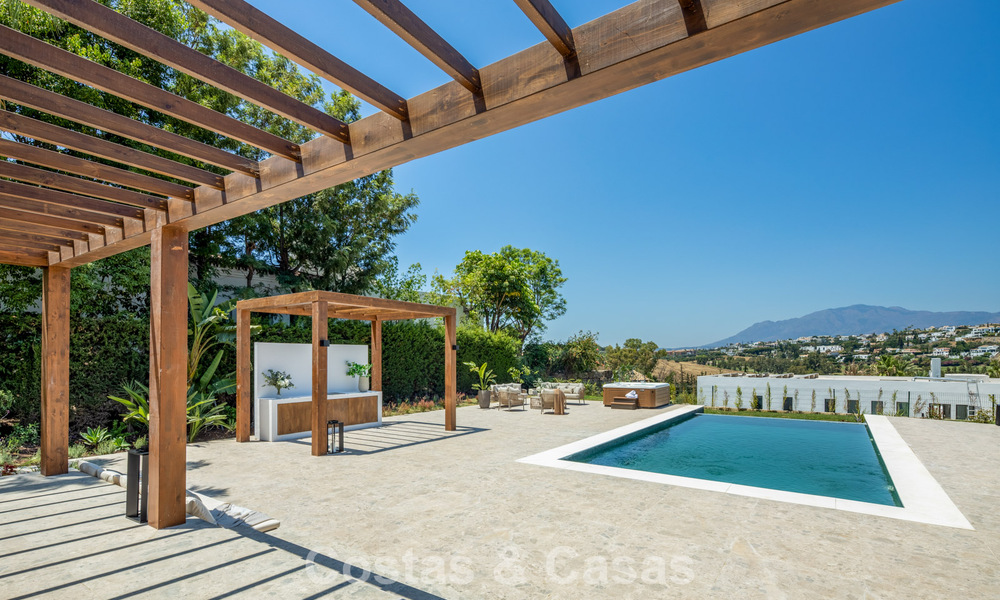 Spanish villa with a modern interior and a large garden for sale on the New Golden Mile in Benahavis between Marbella and Estepona 804860