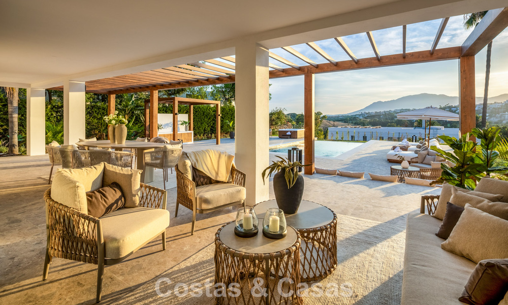 Spanish villa with a modern interior and a large garden for sale on the New Golden Mile in Benahavis between Marbella and Estepona 804869