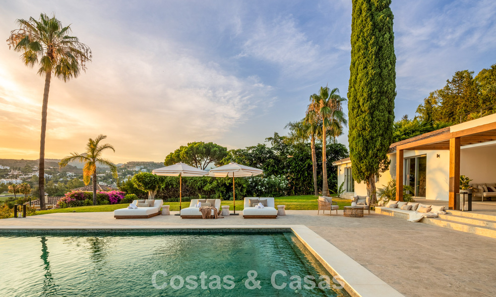 Spanish villa with a modern interior and a large garden for sale on the New Golden Mile in Benahavis between Marbella and Estepona 804873