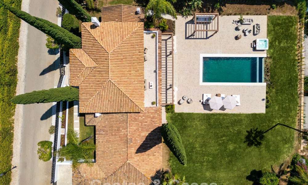 Spanish villa with a modern interior and a large garden for sale on the New Golden Mile in Benahavis between Marbella and Estepona 804874