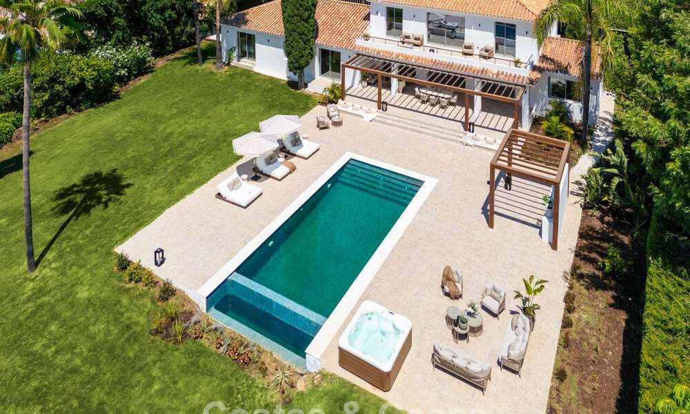Spanish villa with a modern interior and a large garden for sale on the New Golden Mile in Benahavis between Marbella and Estepona 804875