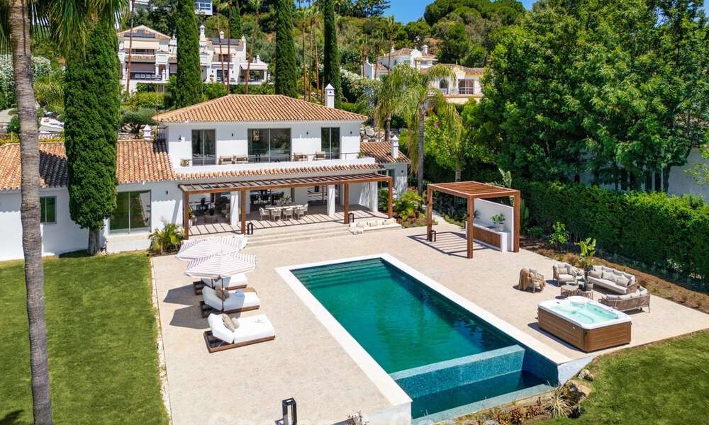 Spanish villa with a modern interior and a large garden for sale on the New Golden Mile in Benahavis between Marbella and Estepona 804876