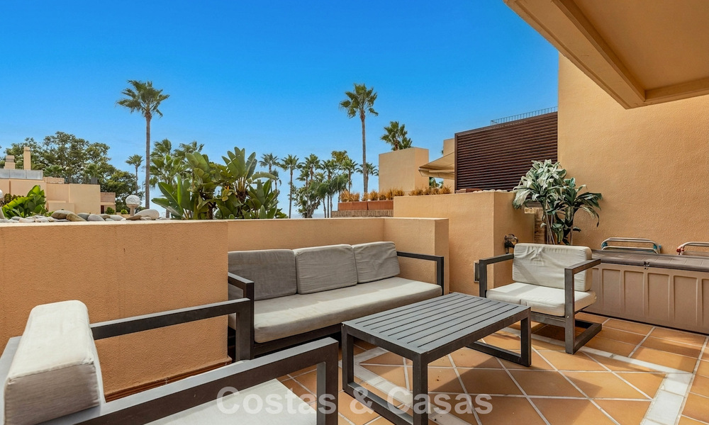 Modern penthouse for sale in a frontline beach complex on the New Golden Mile between Marbella and Estepona 805404