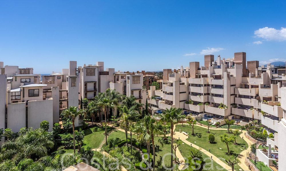 Modern penthouse for sale in a frontline beach complex on the New Golden Mile between Marbella and Estepona 805457