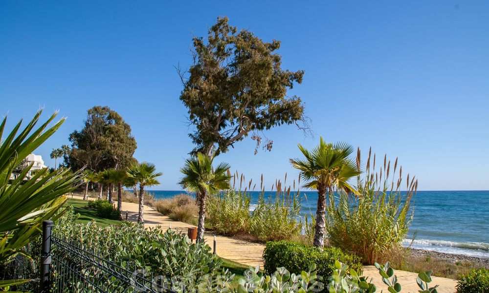 Modern penthouse for sale in a frontline beach complex on the New Golden Mile between Marbella and Estepona 805460