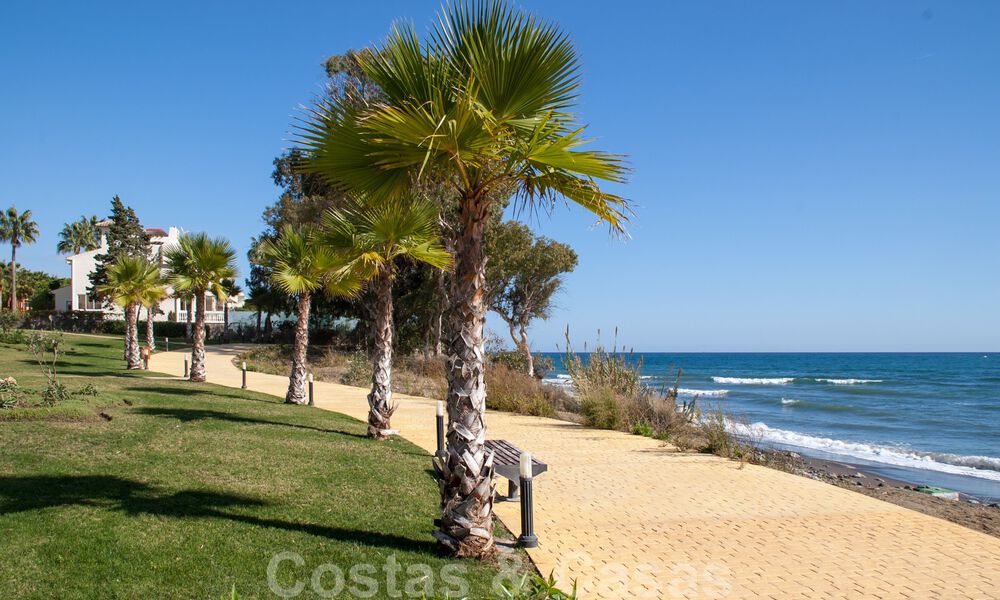 Modern penthouse for sale in a frontline beach complex on the New Golden Mile between Marbella and Estepona 805461