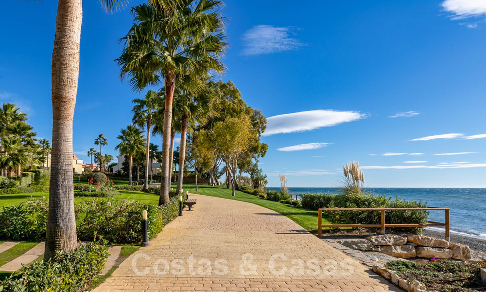 Modern penthouse for sale in a frontline beach complex on the New Golden Mile between Marbella and Estepona 805464
