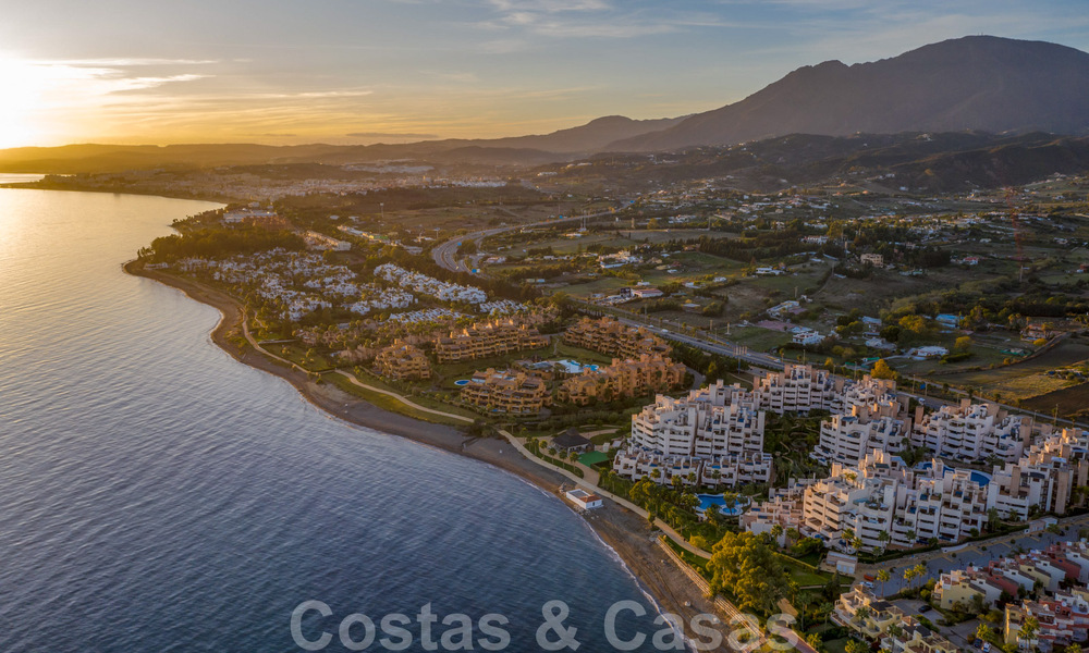 Bahia de la Plata: Modern Apartments for sale in a beachfront complex on the New Golden Mile between Marbella - Estepona 805034