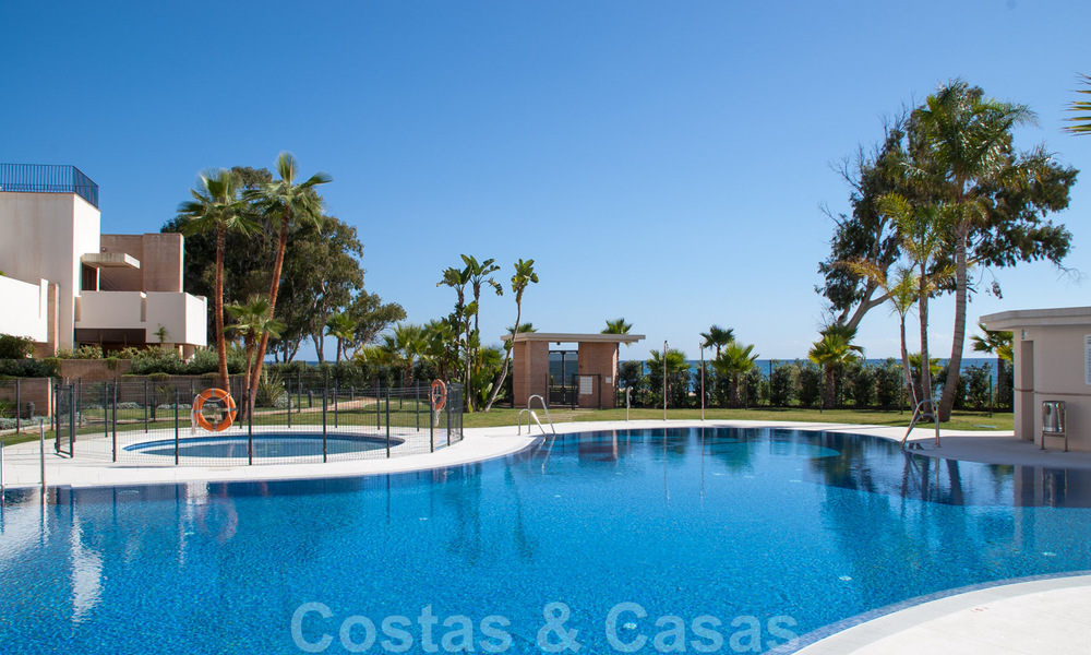 Bahia de la Plata: Modern Apartments for sale in a beachfront complex on the New Golden Mile between Marbella - Estepona 805048