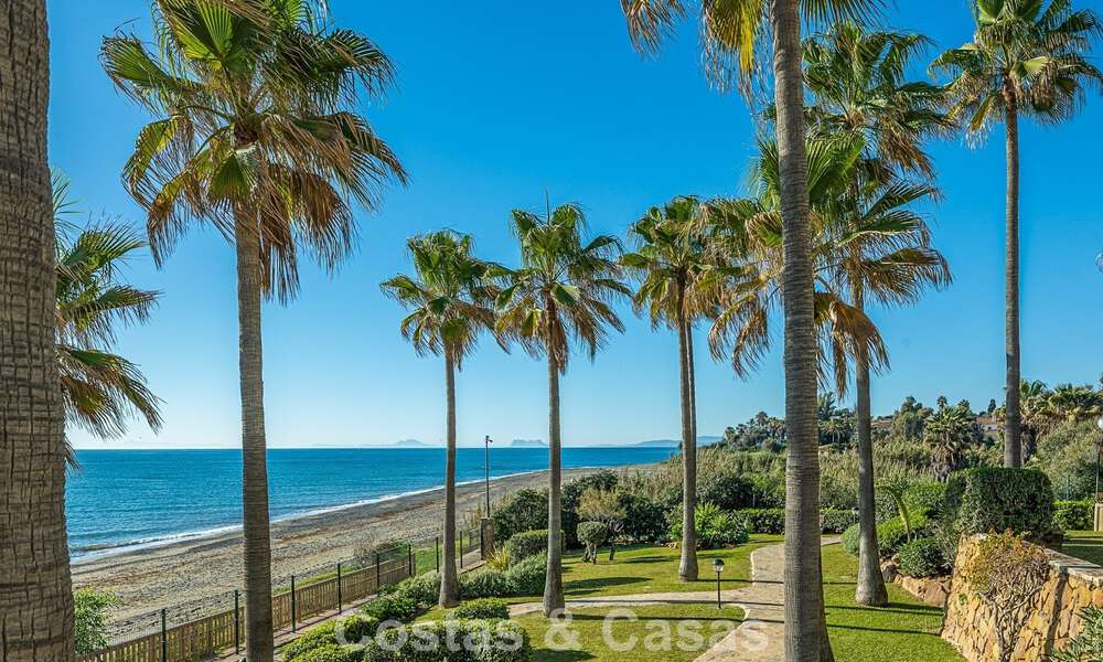 Prestigious penthouse with exceptional terrace for sale in a beachfront complex on the New Golden Mile, Marbella - Estepona 805105