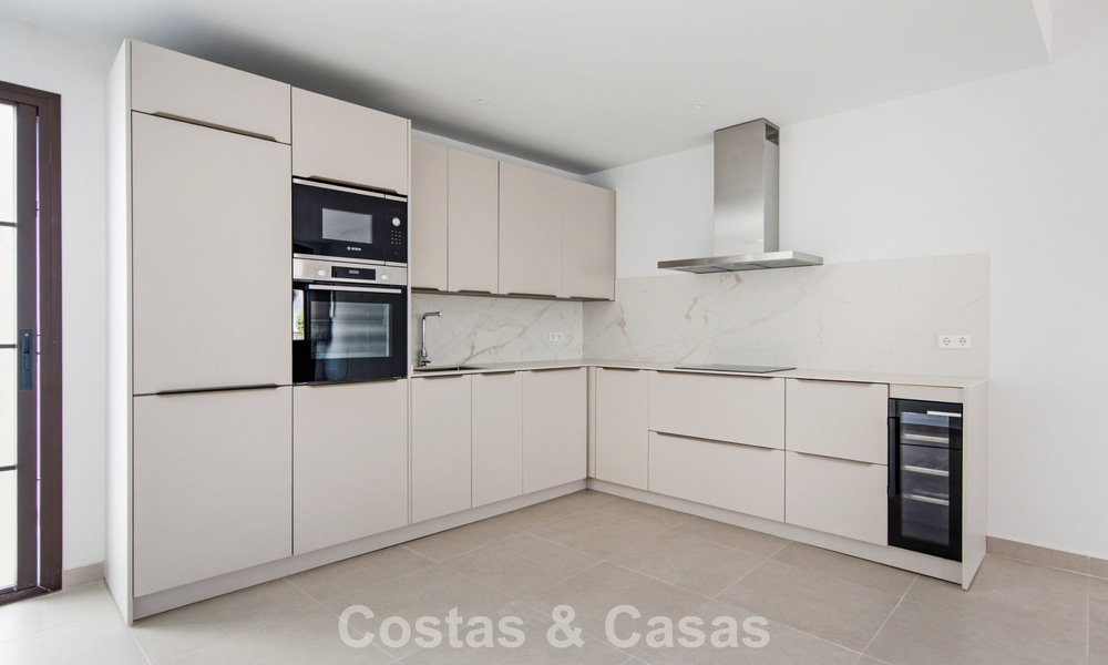 5 exclusive townhouses for sale in the charming old town of Estepona 805618