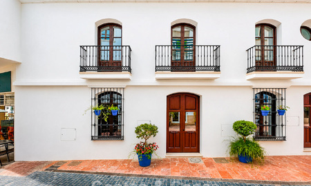 5 exclusive townhouses for sale in the charming old town of Estepona 805619