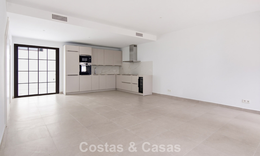 5 exclusive townhouses for sale in the charming old town of Estepona 805621