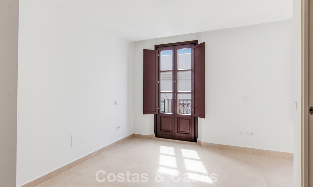 5 exclusive townhouses for sale in the charming old town of Estepona 805633