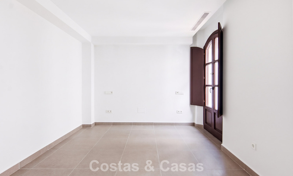 5 exclusive townhouses for sale in the charming old town of Estepona 805636