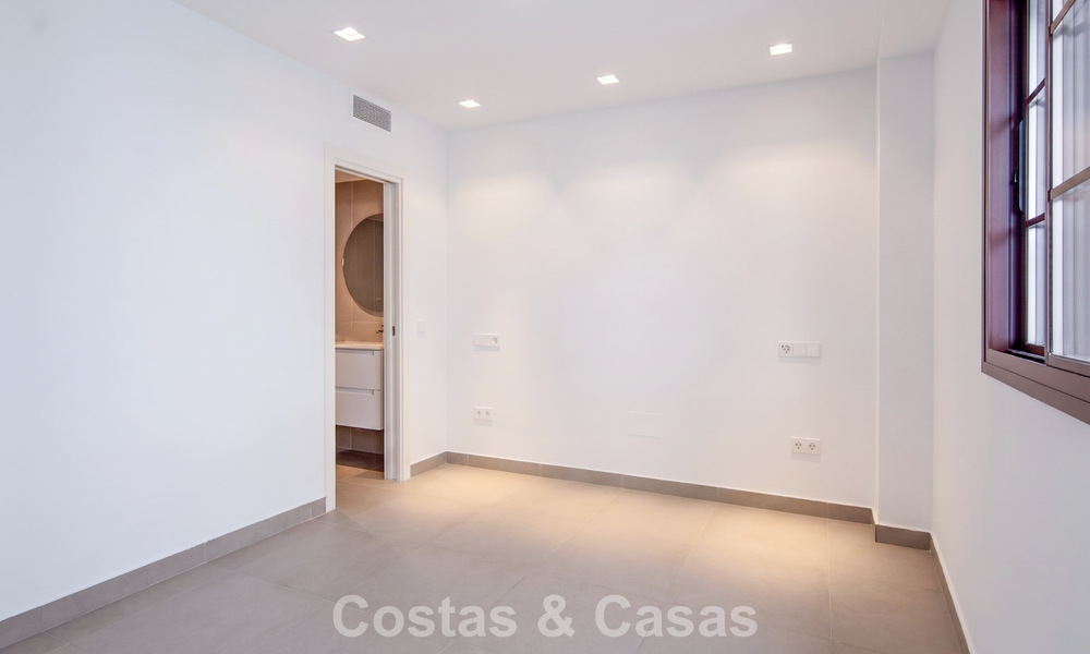 5 exclusive townhouses for sale in the charming old town of Estepona 805638