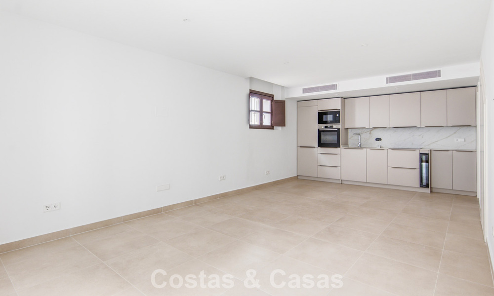 5 exclusive townhouses for sale in the charming old town of Estepona 805687