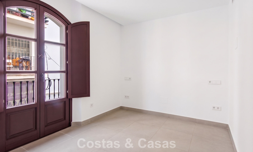 5 exclusive townhouses for sale in the charming old town of Estepona 805688
