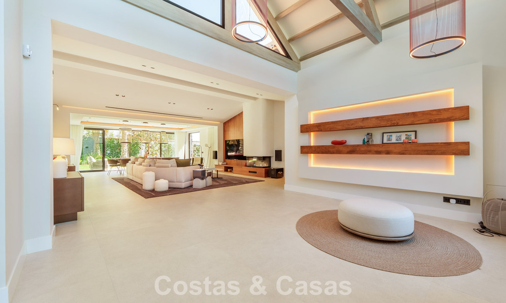 Luxurious single-storey villa with heated swimming pool for sale, beachside near Puerto Banús and San Pedro, Marbella 805821