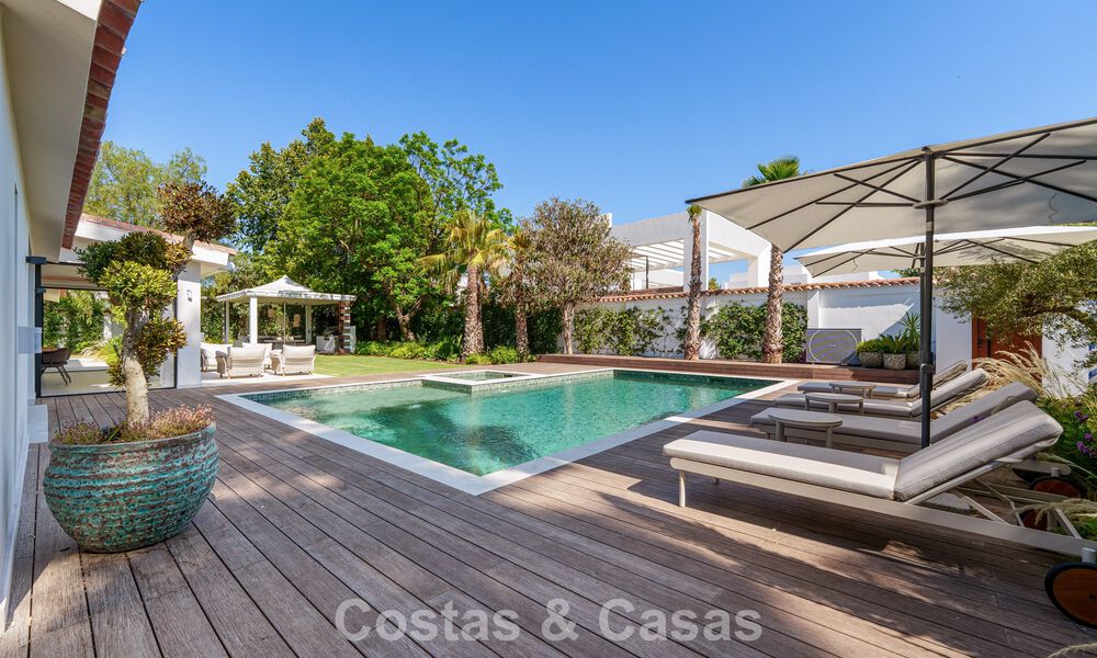 Luxurious single-storey villa with heated swimming pool for sale, beachside near Puerto Banús and San Pedro, Marbella 805832
