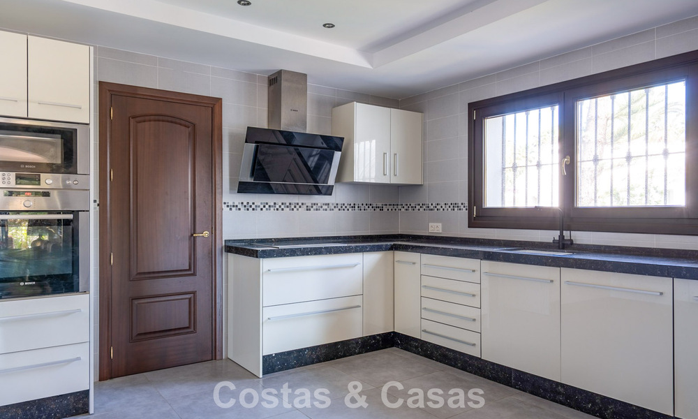 Spacious Andalusian villa with sea views for sale in El Rosario, East Marbella 805985