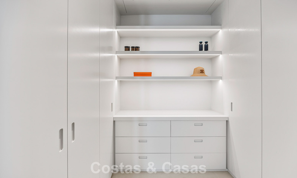 Eersteklas appartement met panoramisch zeezicht te koop in een omheind boutique complex in Marbella - Benahavis 806604