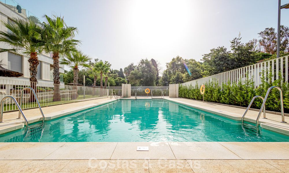 Modern penthouse with generous solarium for sale just a stone’s throw from the beach in Elviria, East Marbella 806388