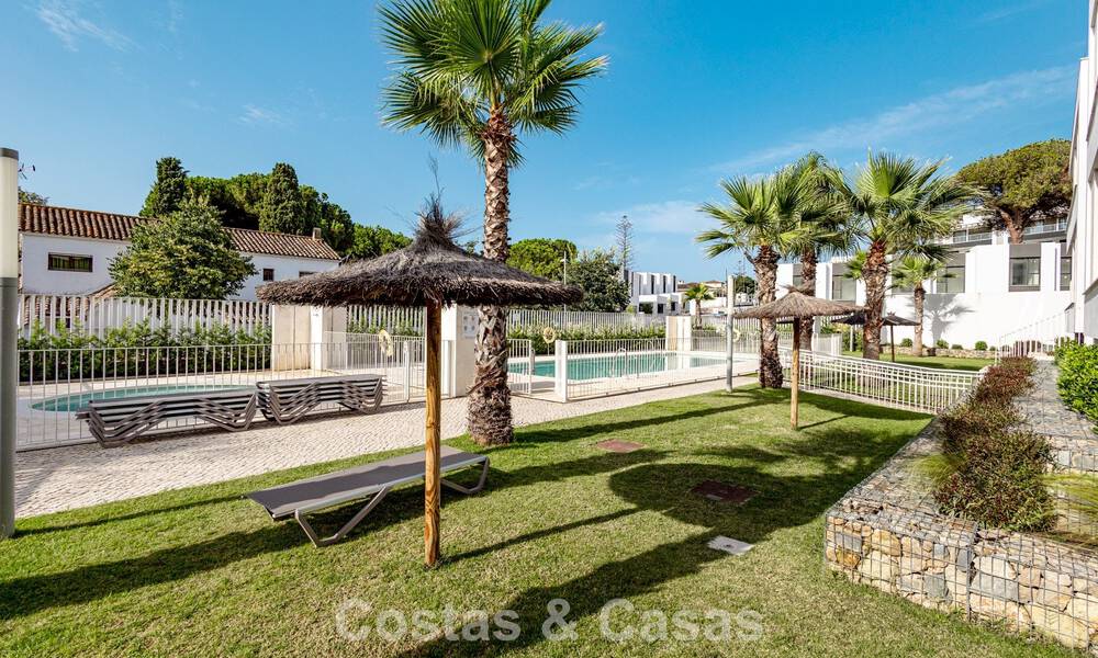 Modern penthouse with generous solarium for sale just a stone’s throw from the beach in Elviria, East Marbella 806389