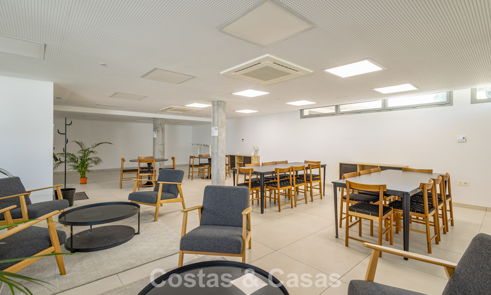 Modern penthouse with generous solarium for sale just a stone’s throw from the beach in Elviria, East Marbella 806390