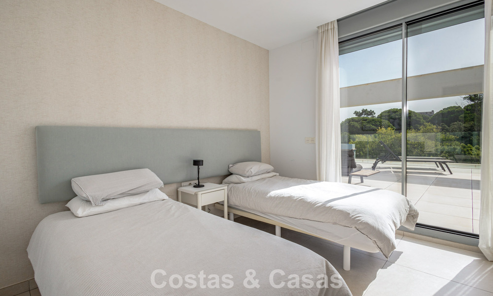 Modern penthouse with generous solarium for sale just a stone’s throw from the beach in Elviria, East Marbella 806395