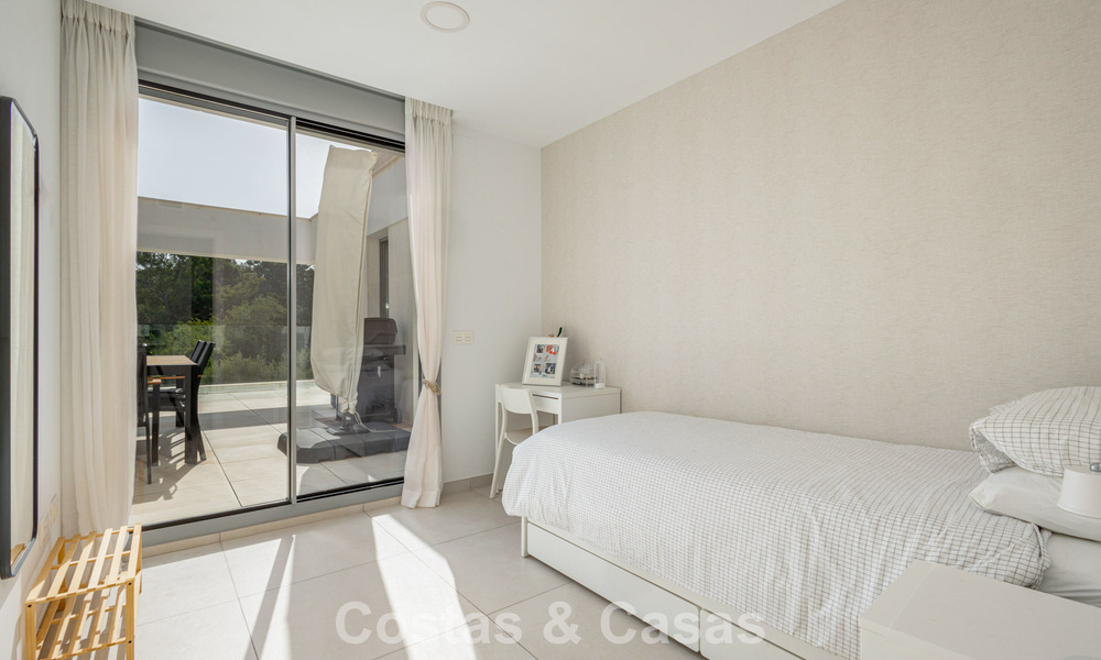 Modern penthouse with generous solarium for sale just a stone’s throw from the beach in Elviria, East Marbella 806396
