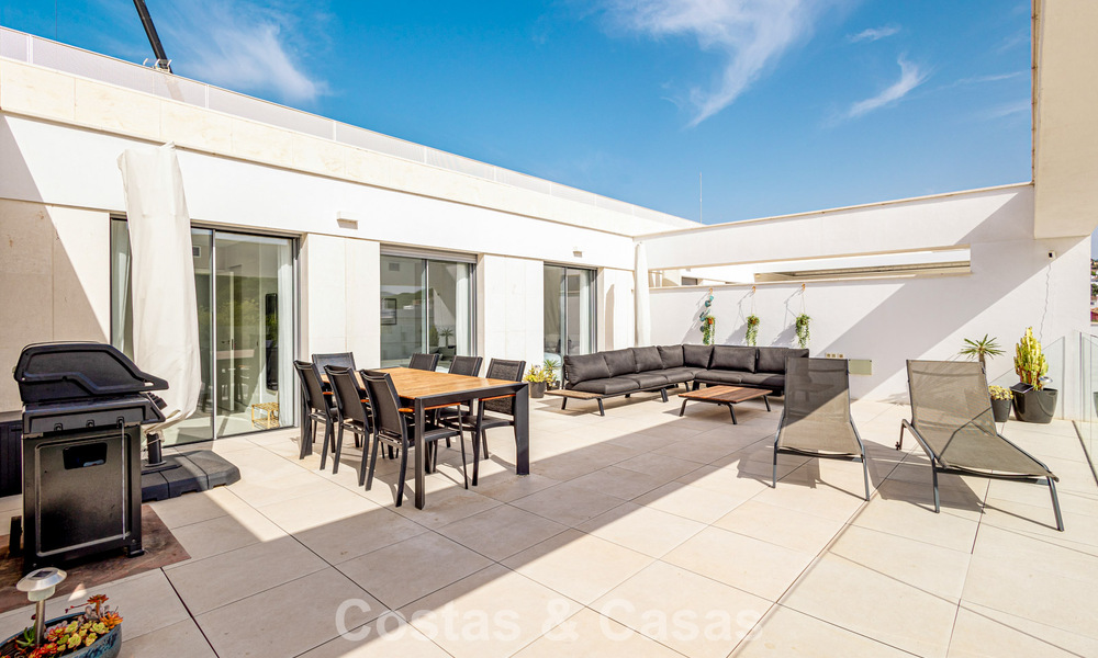 Modern penthouse with generous solarium for sale just a stone’s throw from the beach in Elviria, East Marbella 806397