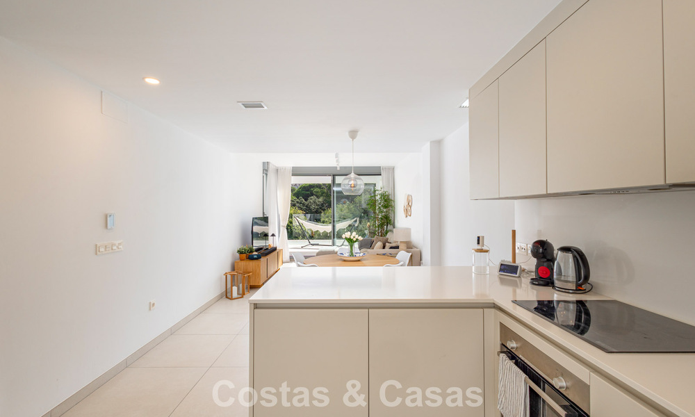 Modern penthouse with generous solarium for sale just a stone’s throw from the beach in Elviria, East Marbella 806398