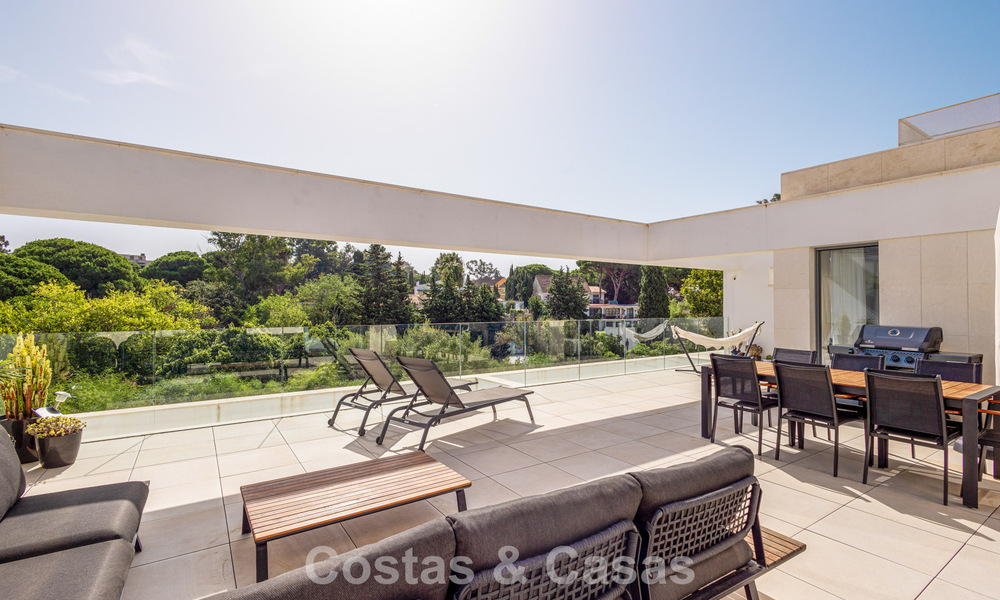 Modern penthouse with generous solarium for sale just a stone’s throw from the beach in Elviria, East Marbella 806403