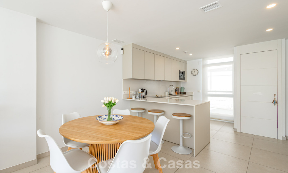 Modern penthouse with generous solarium for sale just a stone’s throw from the beach in Elviria, East Marbella 806404