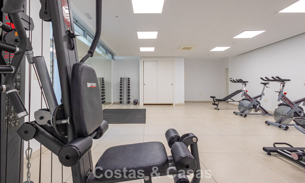 Modern penthouse with generous solarium for sale just a stone’s throw from the beach in Elviria, East Marbella 806406