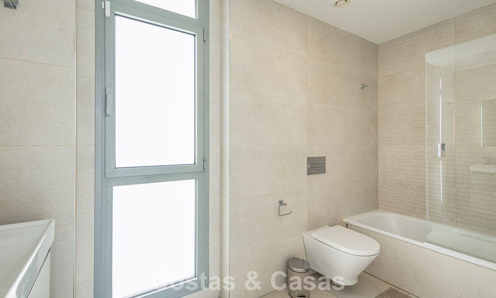 Modern penthouse with generous solarium for sale just a stone’s throw from the beach in Elviria, East Marbella 806407