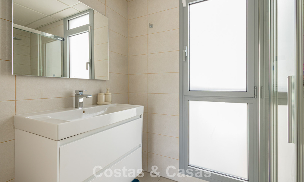 Modern penthouse with generous solarium for sale just a stone’s throw from the beach in Elviria, East Marbella 806408