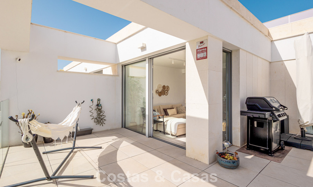 Modern penthouse with generous solarium for sale just a stone’s throw from the beach in Elviria, East Marbella 806410