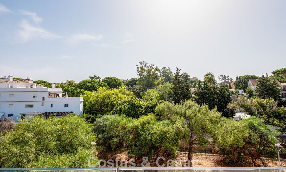Modern penthouse with generous solarium for sale just a stone’s throw from the beach in Elviria, East Marbella 806411