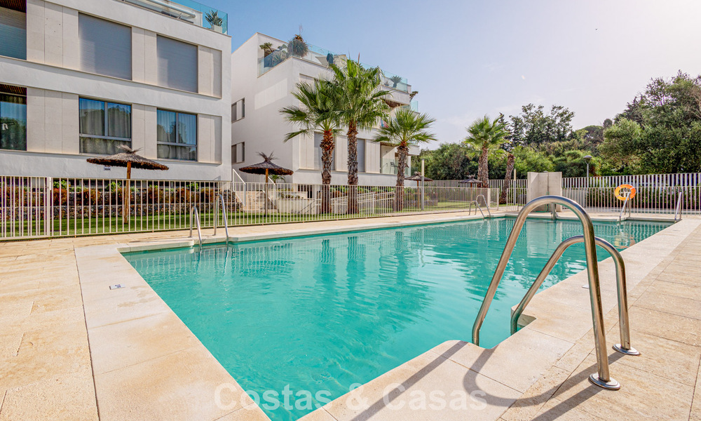 Modern penthouse with generous solarium for sale just a stone’s throw from the beach in Elviria, East Marbella 806413
