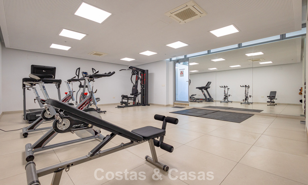 Modern penthouse with generous solarium for sale just a stone’s throw from the beach in Elviria, East Marbella 806415