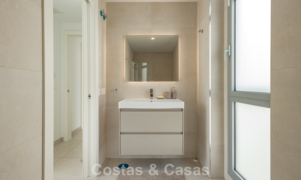 Modern penthouse with generous solarium for sale just a stone’s throw from the beach in Elviria, East Marbella 806416