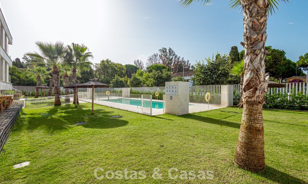Modern penthouse with generous solarium for sale just a stone’s throw from the beach in Elviria, East Marbella 806417