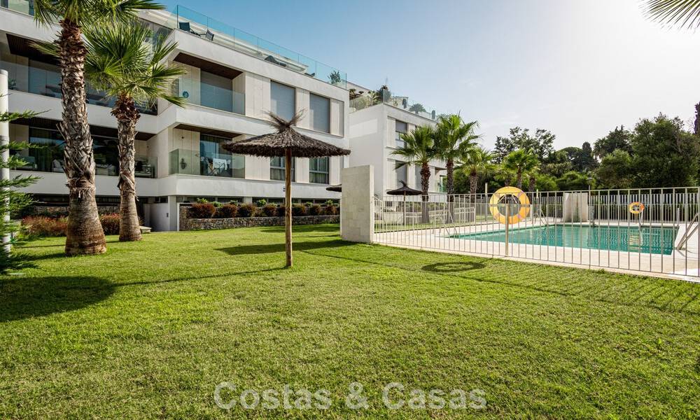 Modern penthouse with generous solarium for sale just a stone’s throw from the beach in Elviria, East Marbella 806418