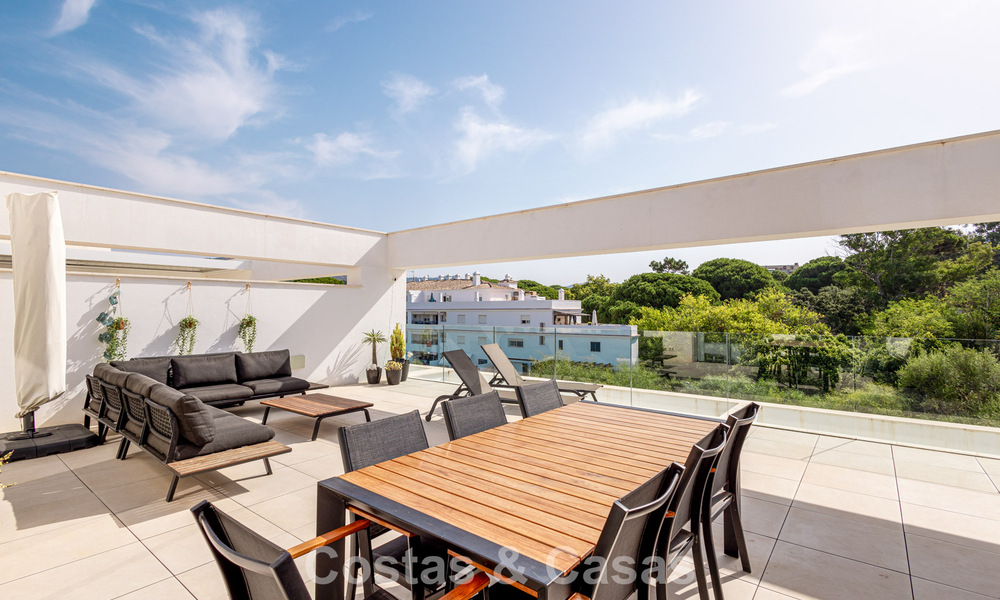 Modern penthouse with generous solarium for sale just a stone’s throw from the beach in Elviria, East Marbella 806421