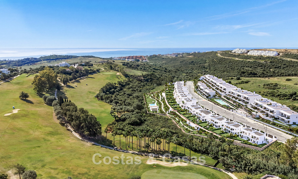 Semi-detached new-build villas for sale in a golf setting in Estepona 806424