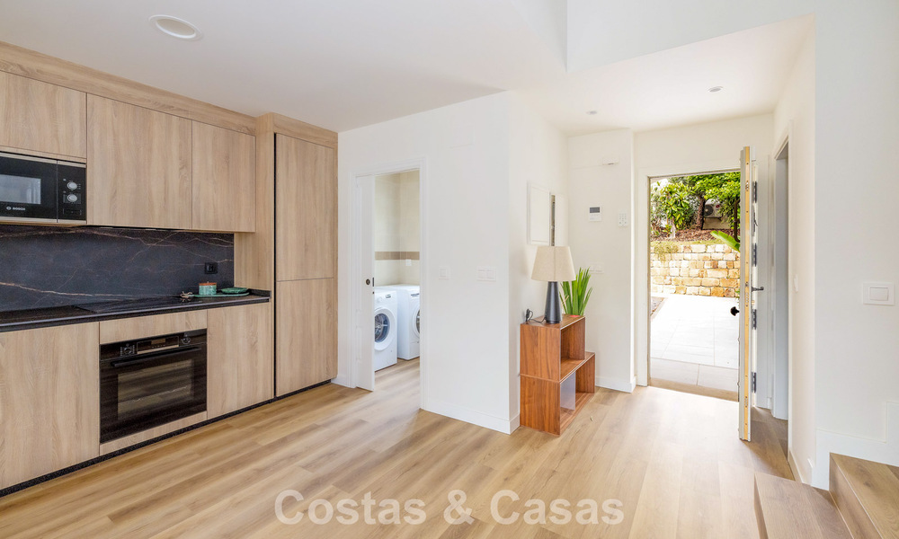 Move-in ready townhouses with mediterranean architecture for sale directly on the golf course in Estepona 806884